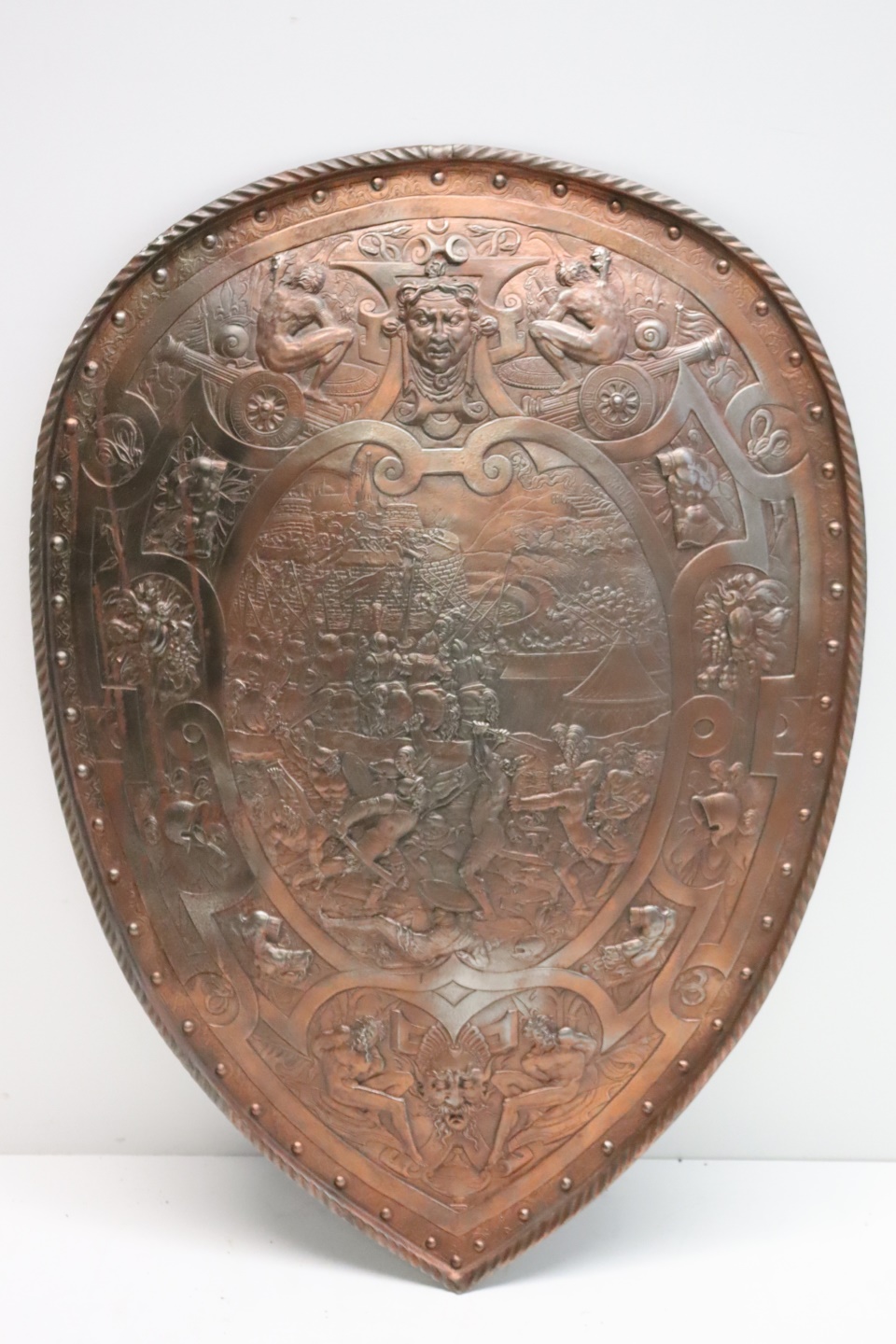 VICTORIAN METAL SHIELD IN THE RENAISSANCE 3be282