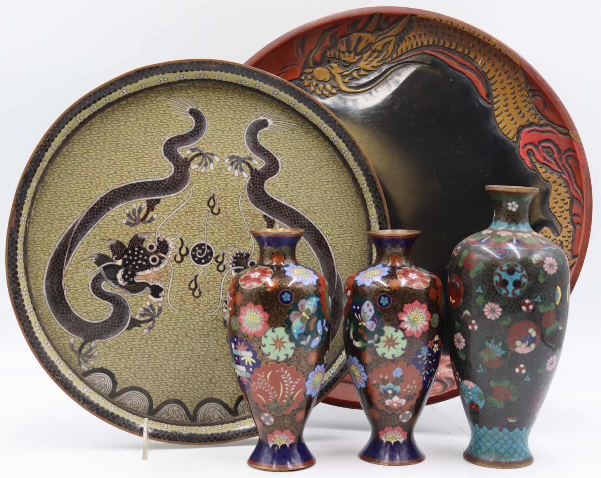 CHINESE LACQUER AND CLOISONNE GROUPING.