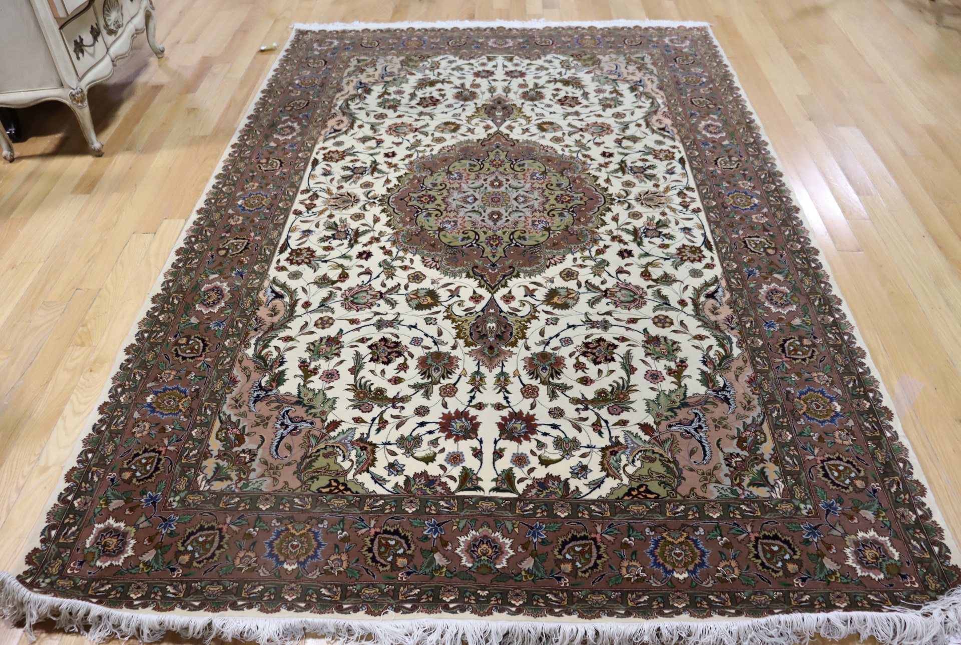 VINTAGE AND FINELY HAND WOVEN CARPET.