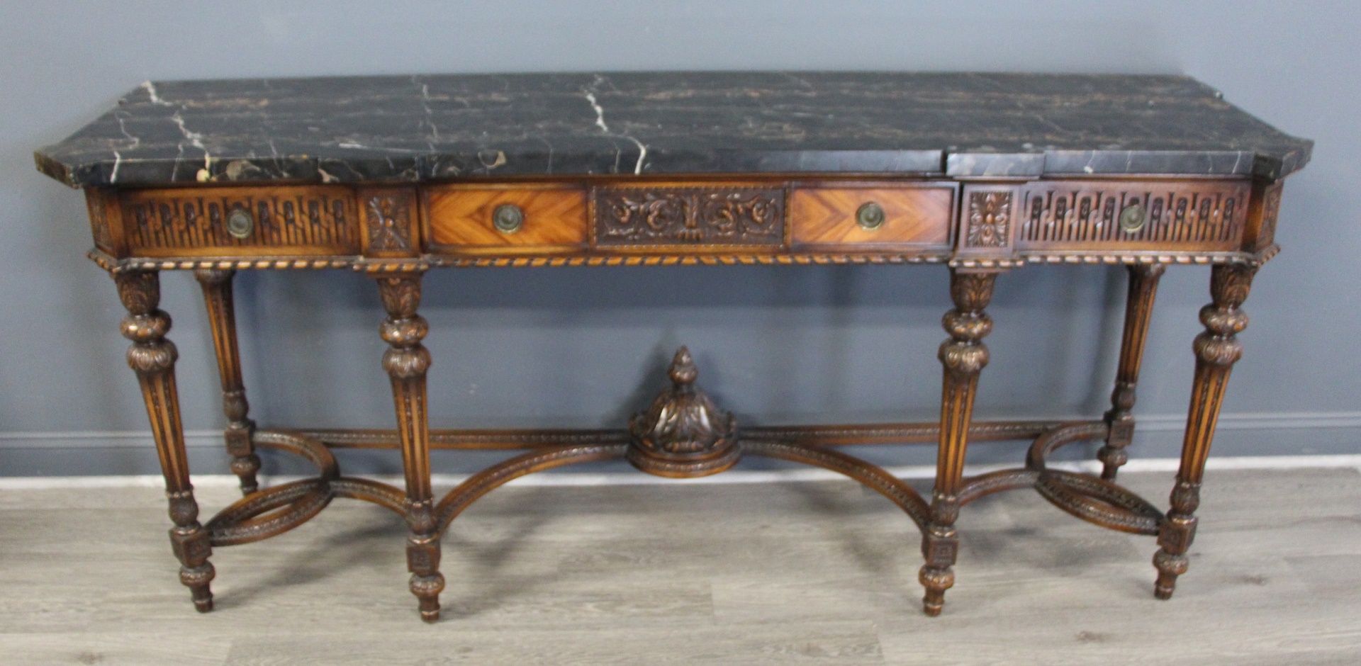 FINE QUALITY CARVED SATINWOOD  3be3e8