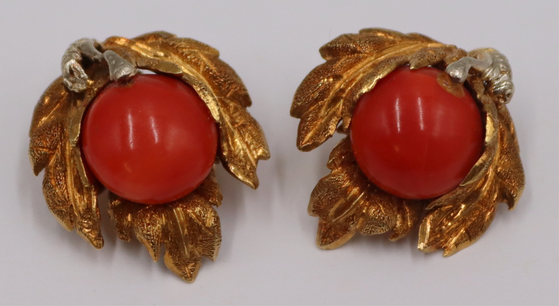 JEWELRY. PAIR OF 18KT GOLD, CORAL,