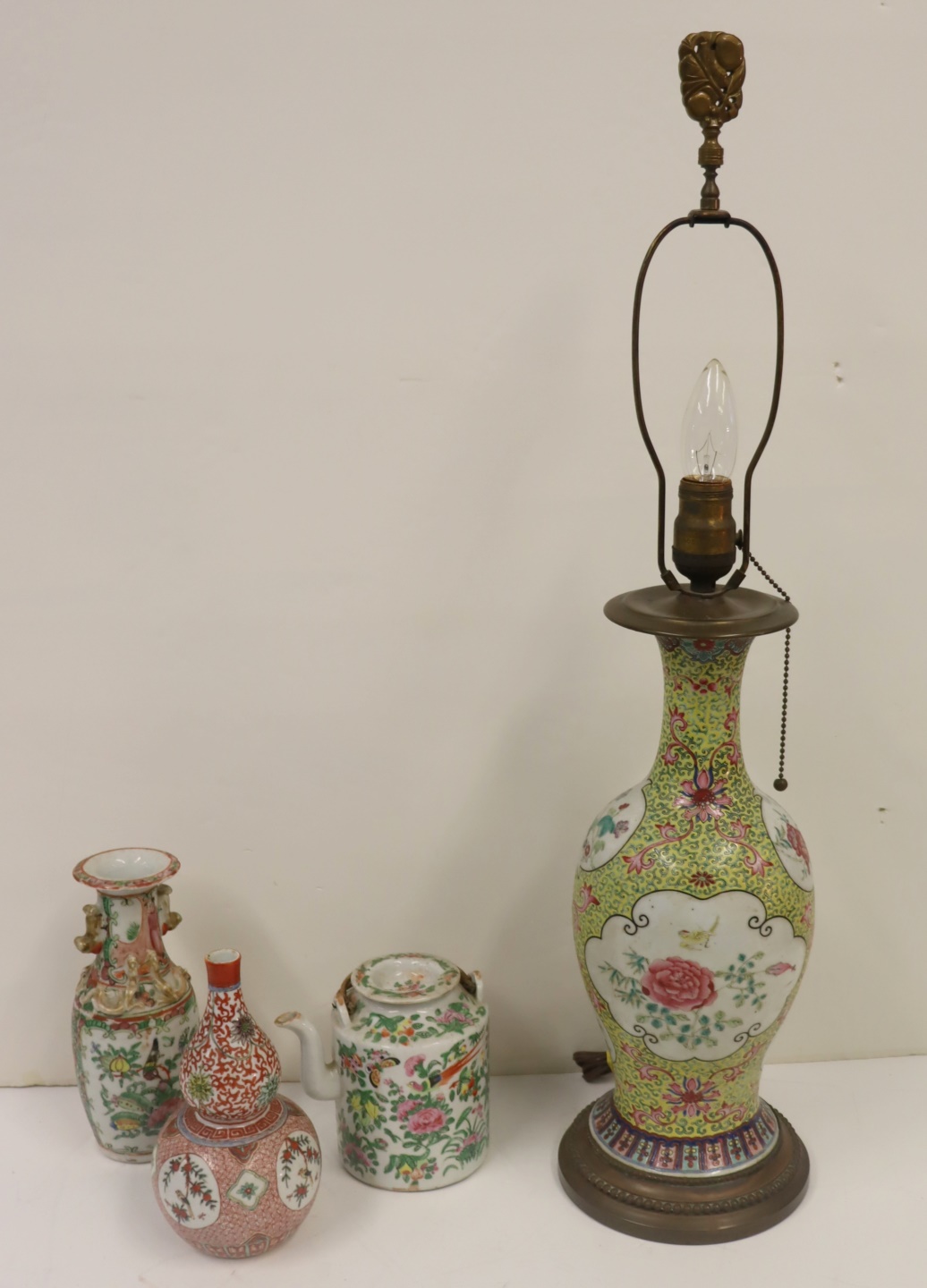 CHINESE PORCELAIN GROUPING To 3be85d