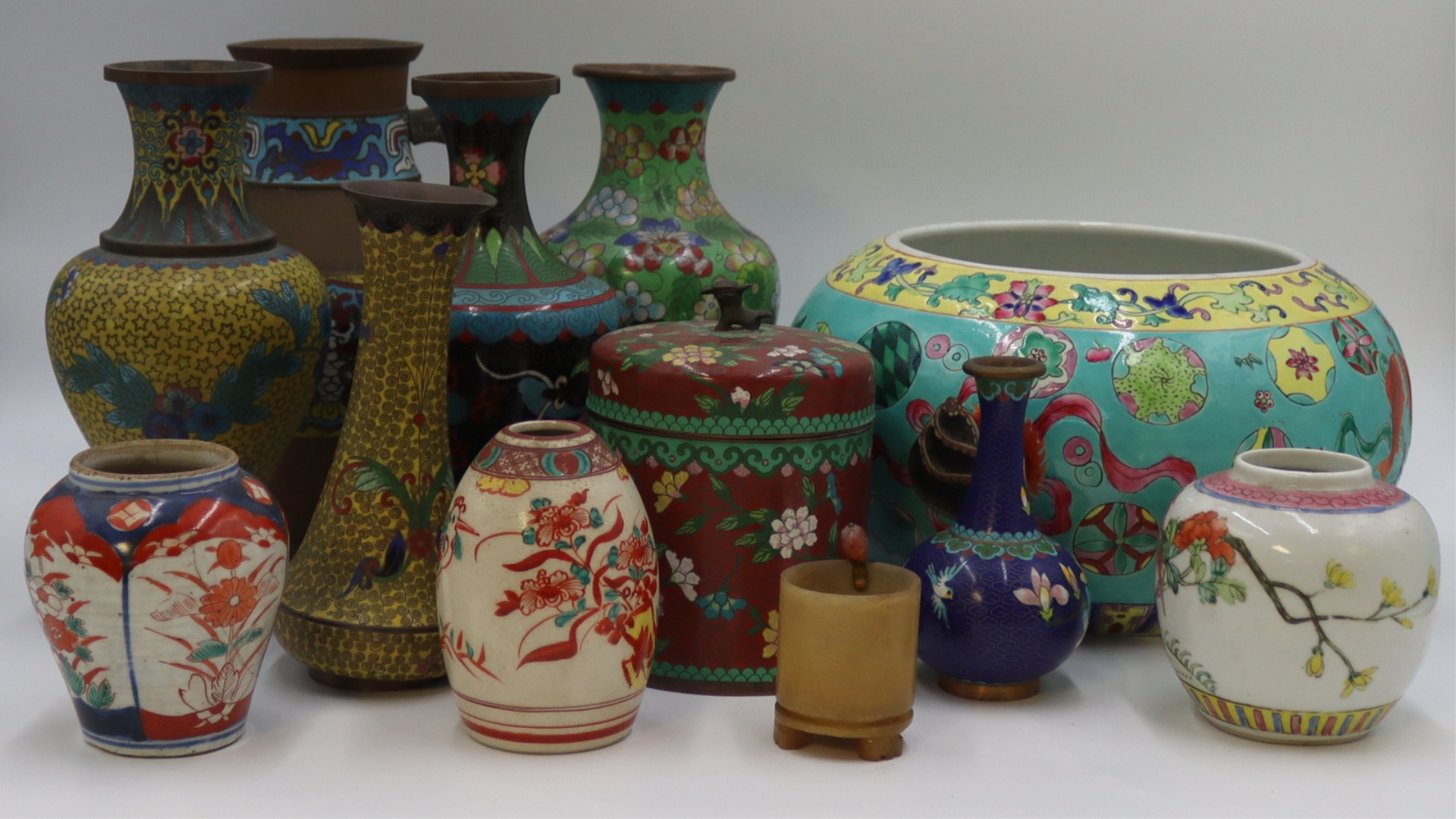 ASSORTED GROUP OF ASIAN PORCELAINS 3be869