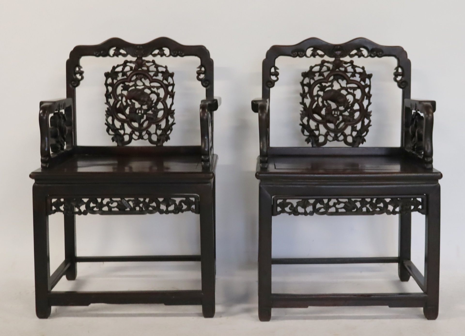 ANTIQUE FINELY CARVED PAIR OF CHINESE 3be876