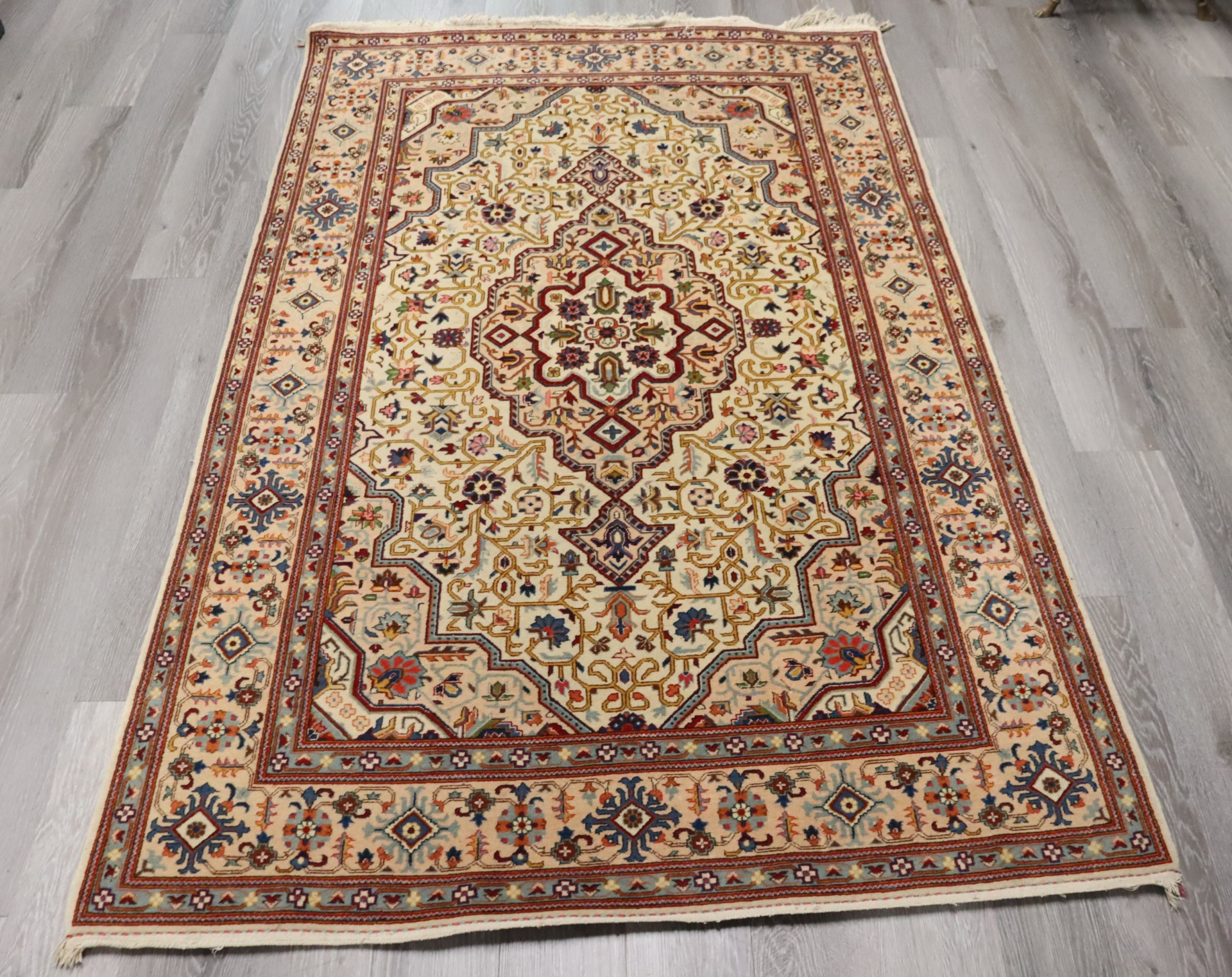 VINTAGE & FINELY HAND WOVEN PERSIAN