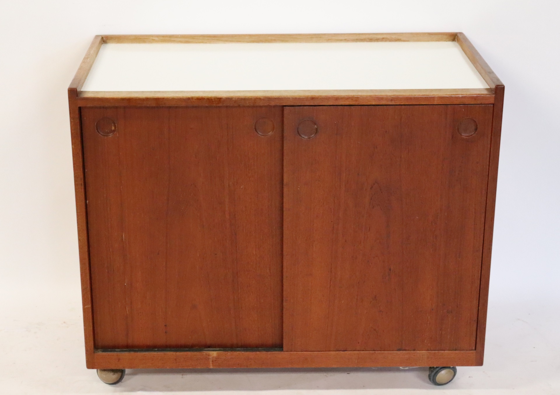 MIDCENTURY TEAK SLIDING DOOR CABINET 3be997