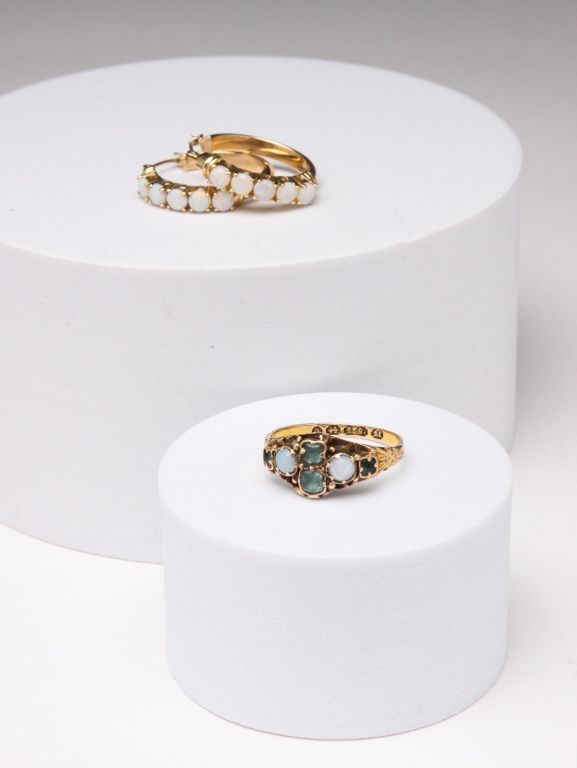 GOLD EARRINGS AND RING WITH OPALS. English