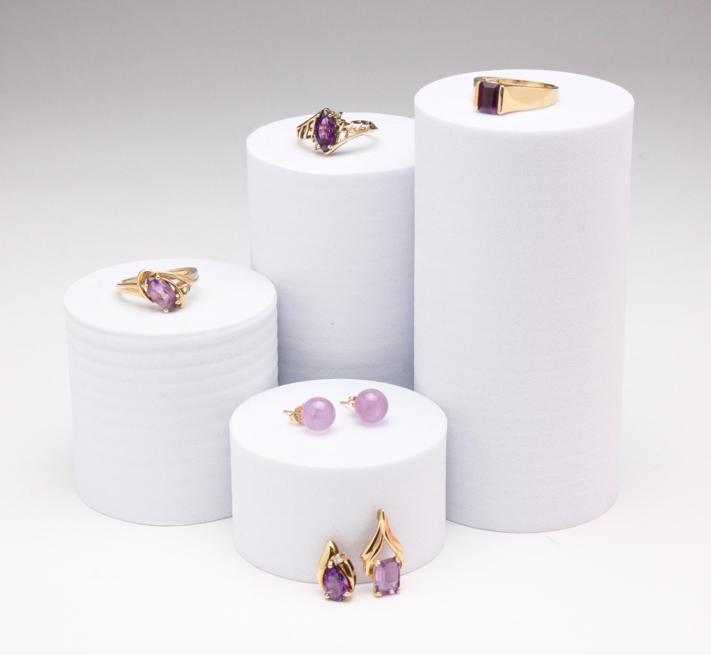 SMALL GROUP GOLD AND AMETHYST JEWELRY.