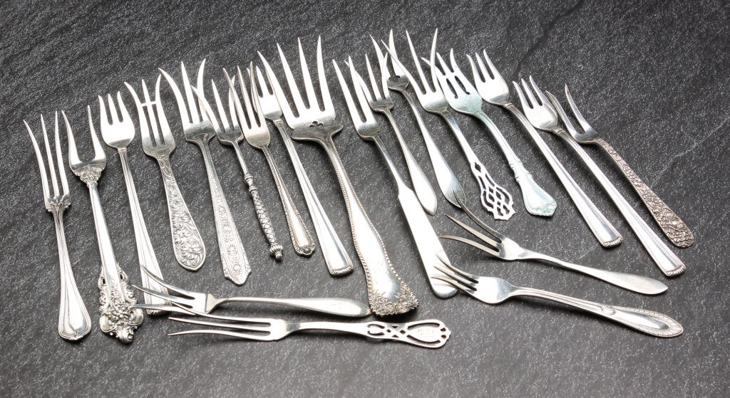 GROUP OF STERLING SILVER FORKS  3bf03d