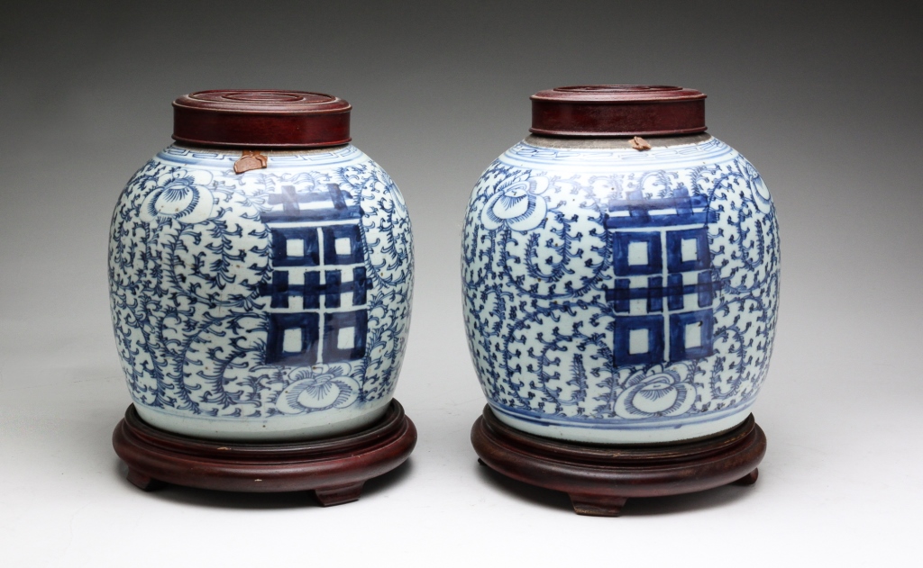 PAIR OF CHINESE LIDDED GINGER JARS.