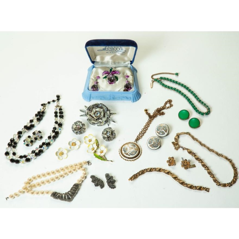 EIGHTS SETS OF VINTAGE COSTUME JEWELRY.