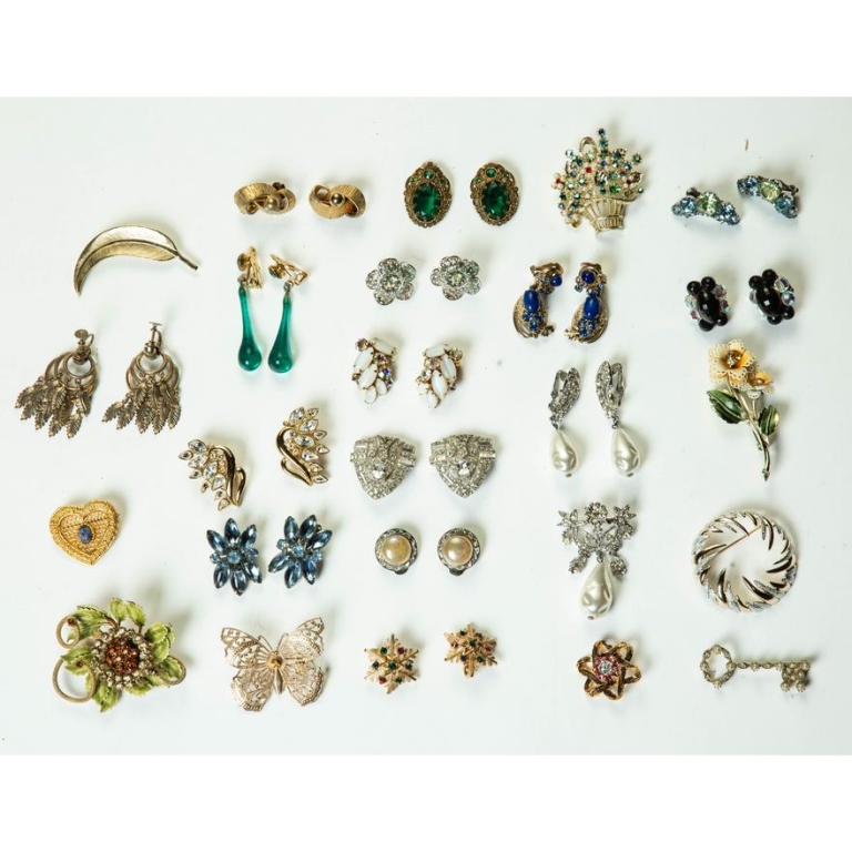 ECLECTIC GROUP OF VINTAGE EARRINGS 3bf24c