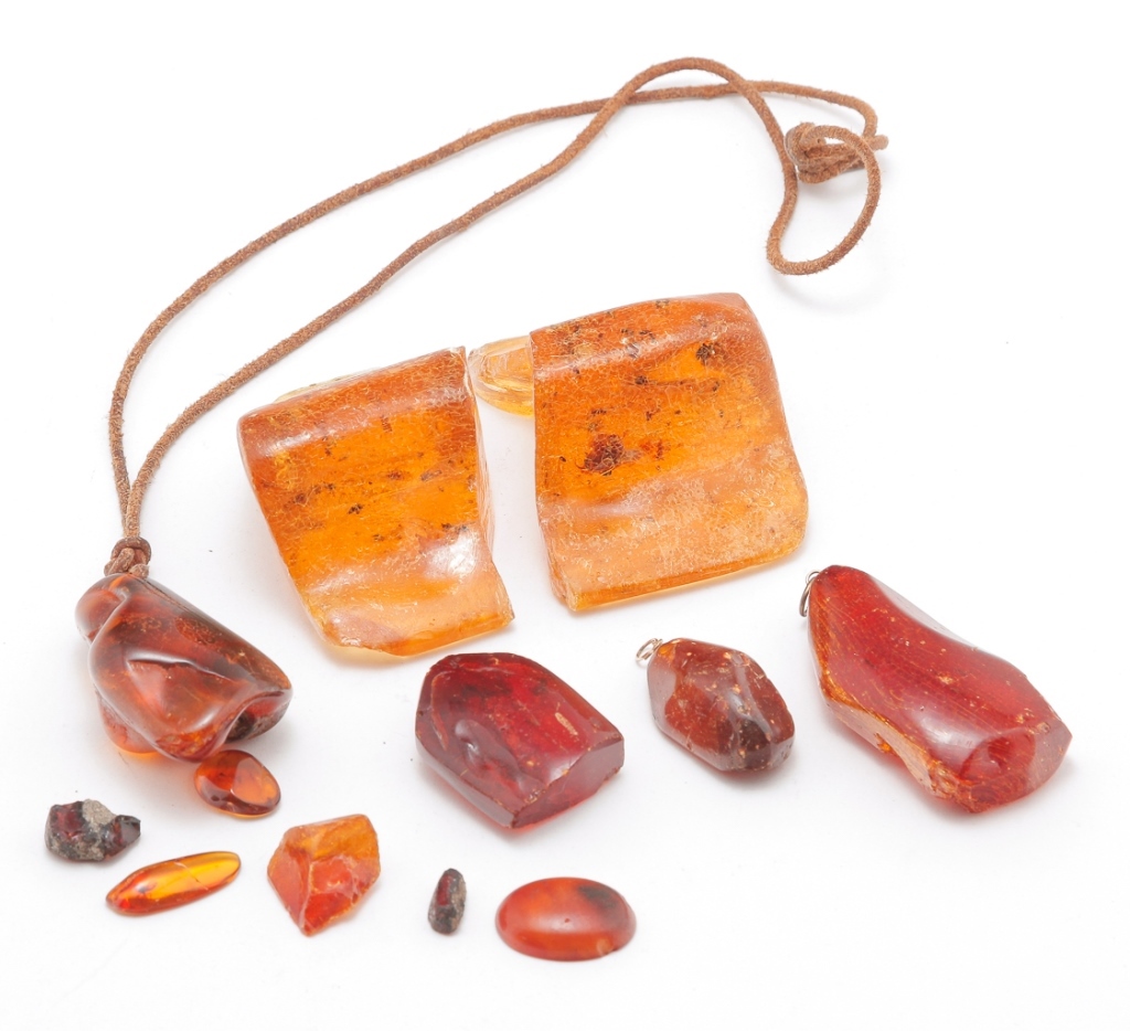 GROUP OF MOSTLY BALTIC AMBER SOME 3bf25c