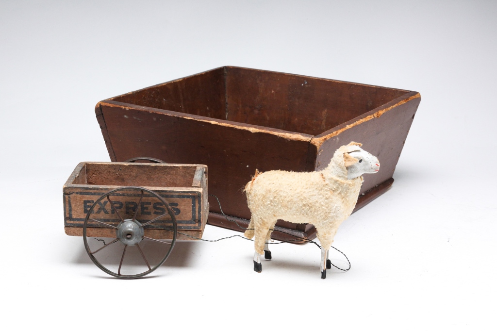 PAINTED APPLE BOX WITH TOY SHEEP 3bf2b3