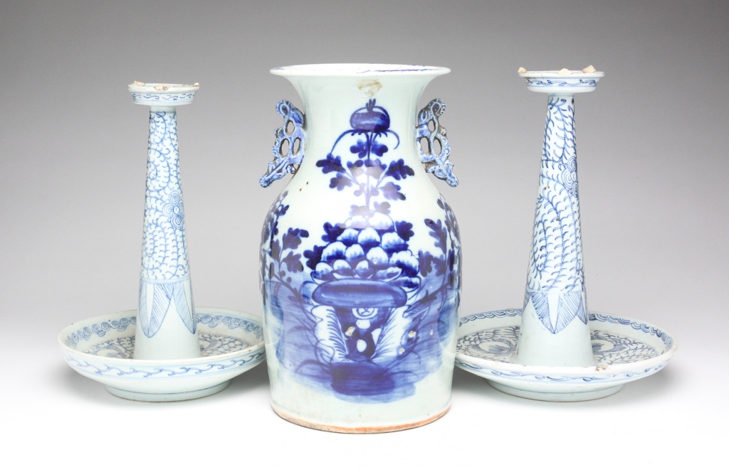 THREE CHINESE PORCELAIN PIECES  3bf2de