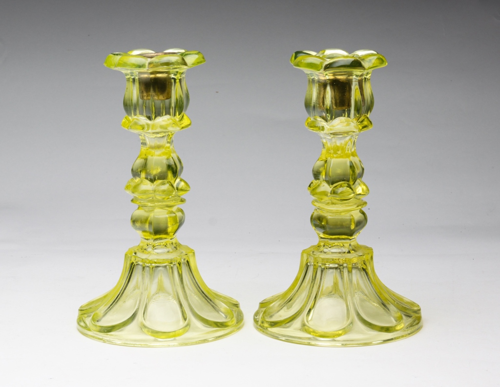 PAIR OF SANDWICH CANARY GLASS CANDLESTICKS  3bf301