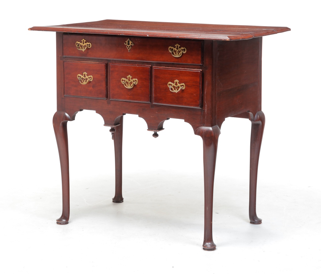 AMERICAN QUEEN ANNE DRESSING TABLE  3bf387