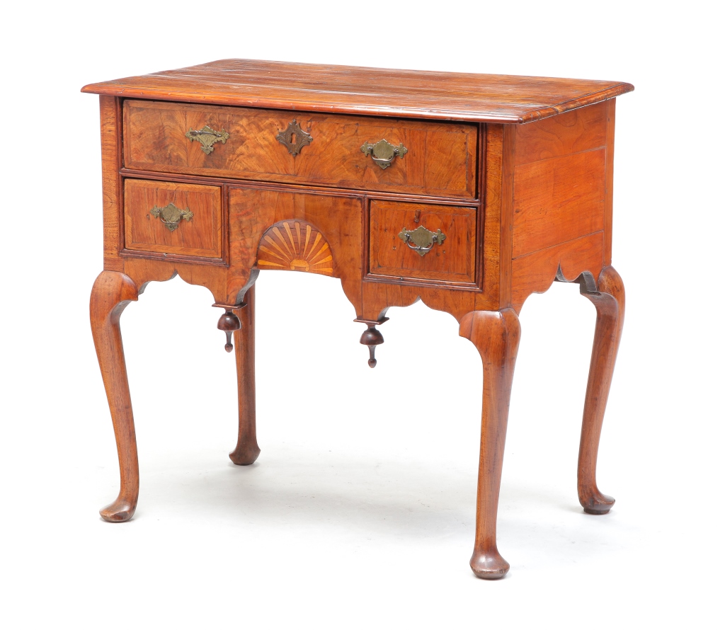 ENGLISH QUEEN ANNE DRESSING TABLE.