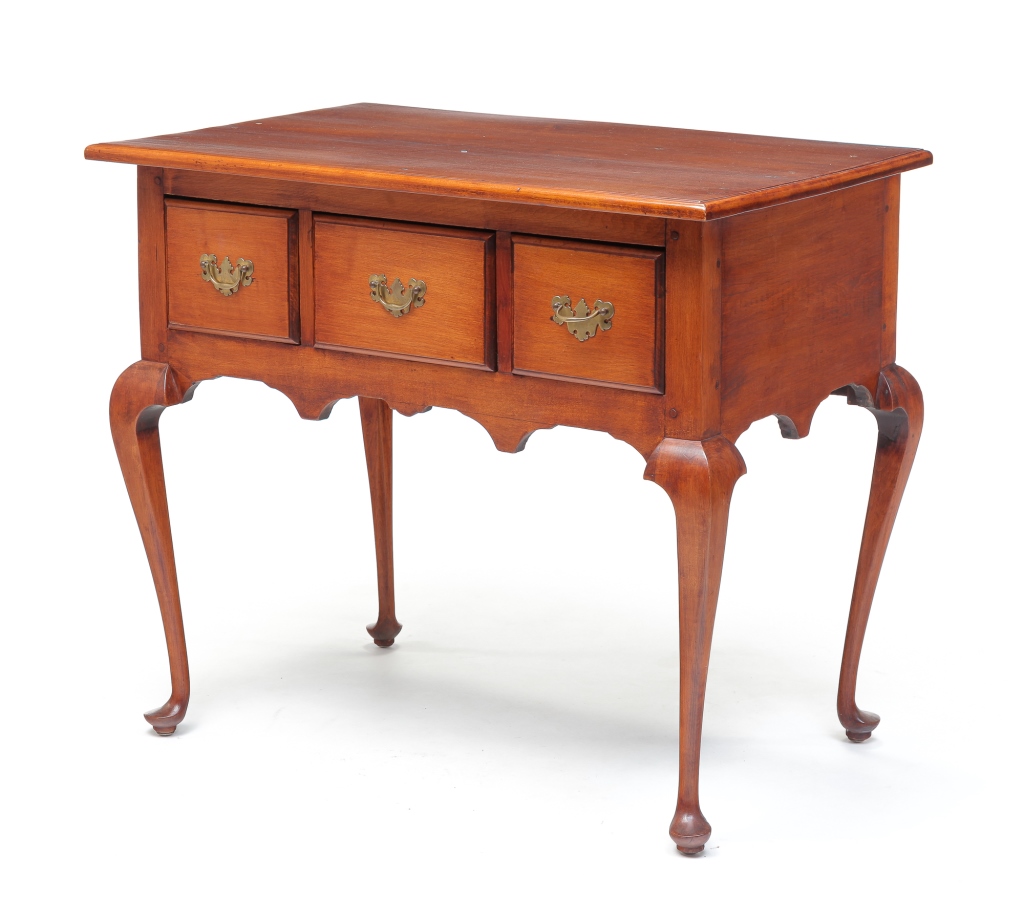 AMERICAN QUEEN ANNE DRESSING TABLE.