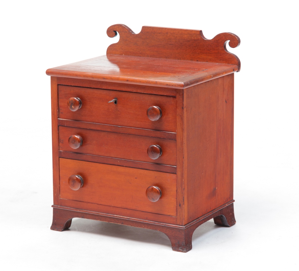 AMERICAN MINIATURE CHEST OF DRAWERS  3bf500