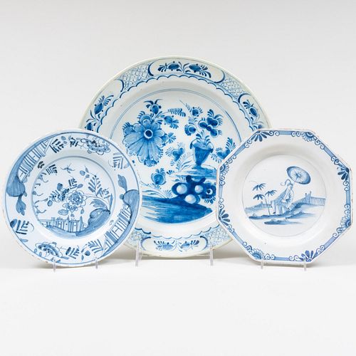 GROUP OF THREE BLUE AND WHITE DELFT 3bd102