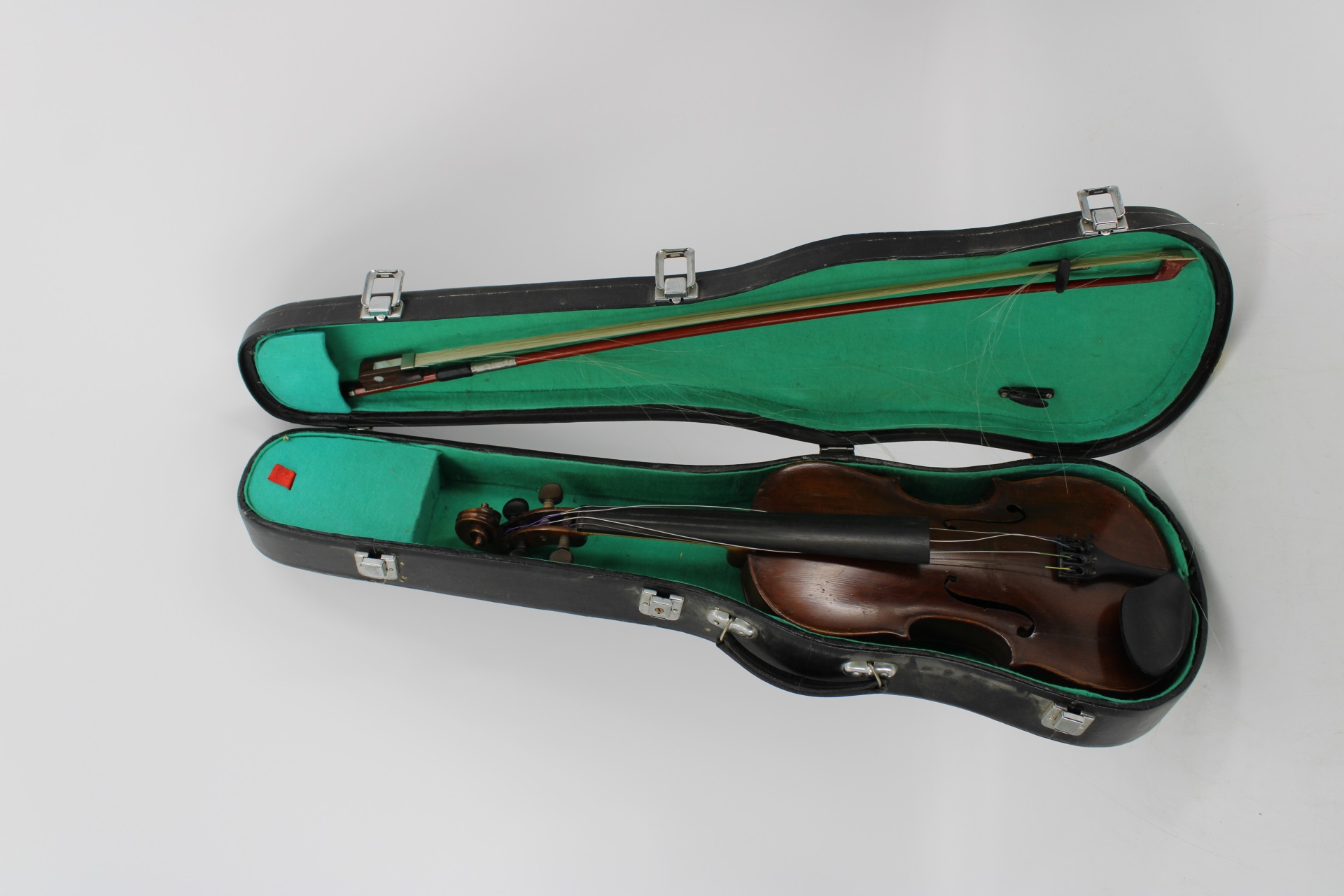 ANTIQUE VIOLIN & BOW IN HARD SHELL