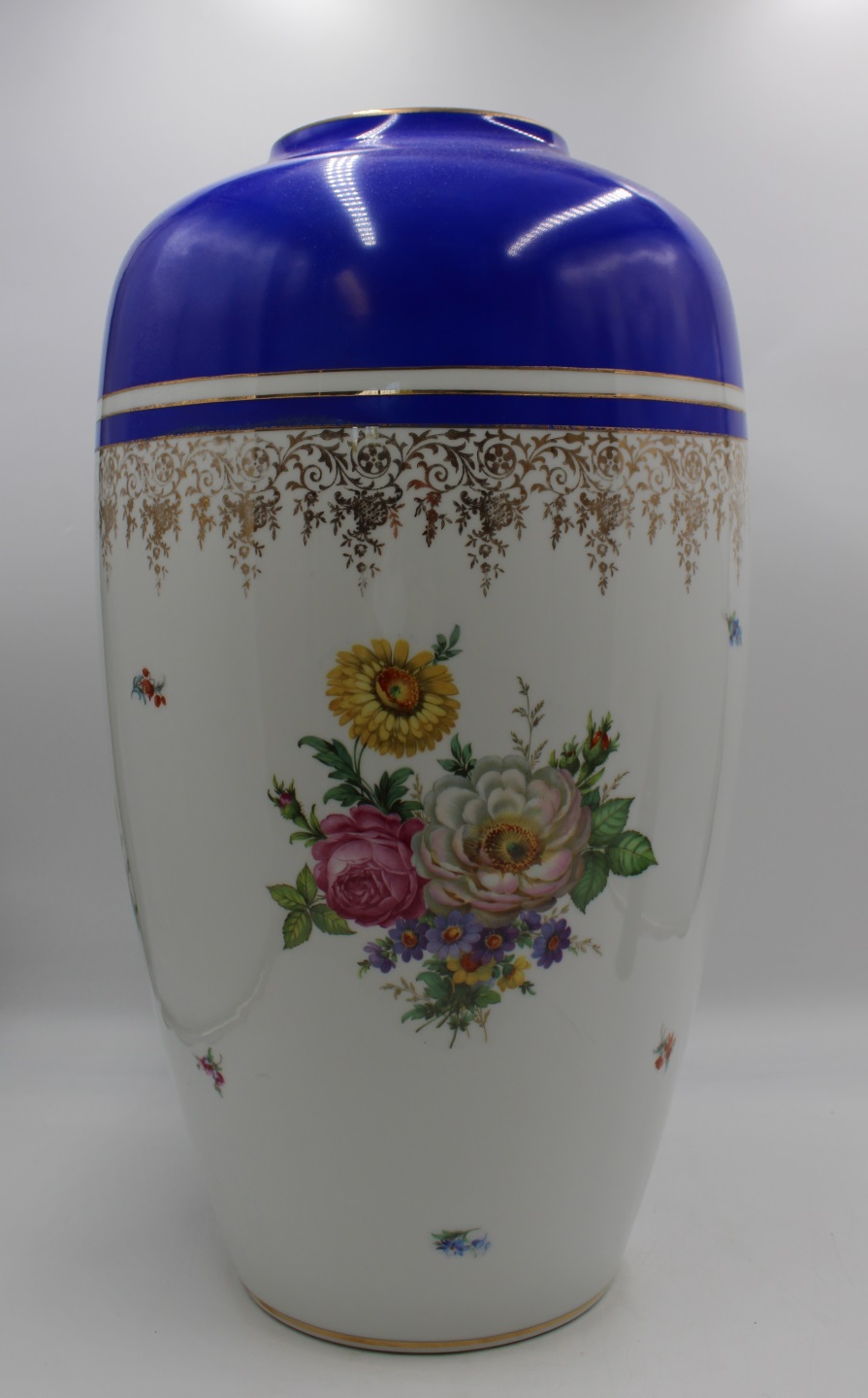 A VERY LARGE BAVARIAN PORCELAIN VASE.