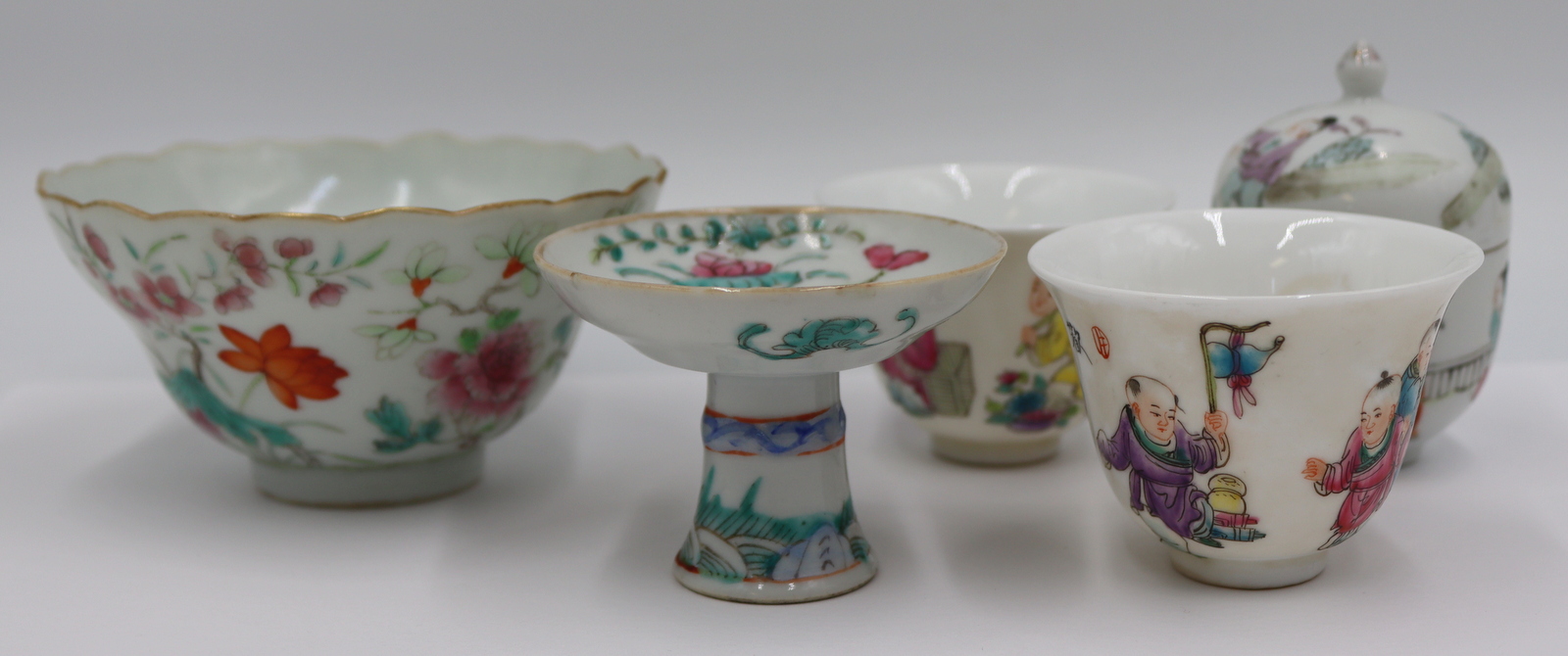 GROUPING OF CHINESE REPUBLIC PORCELAIN