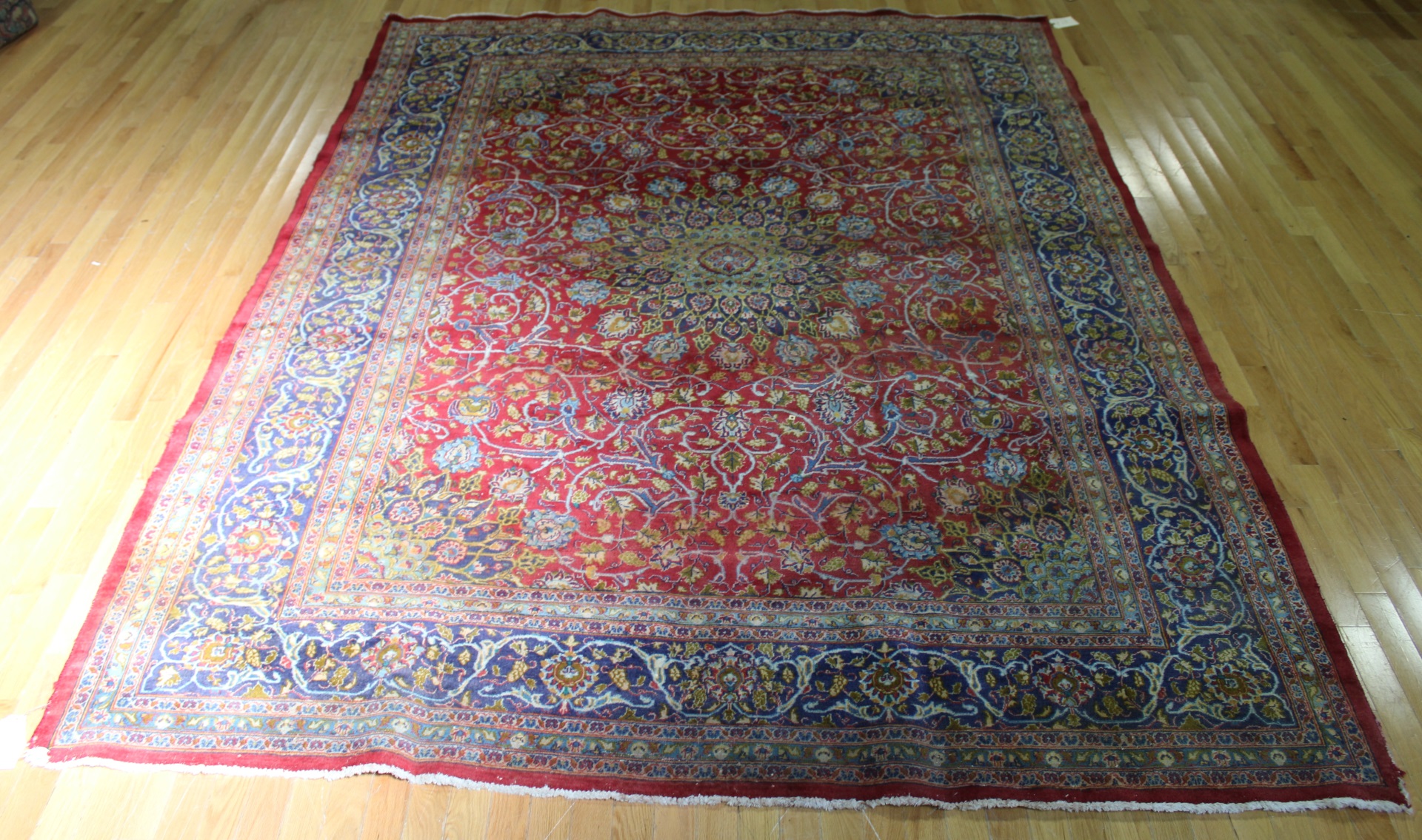 ANTIQUE AND FINELY HAND WOVEN ROOMSIZE