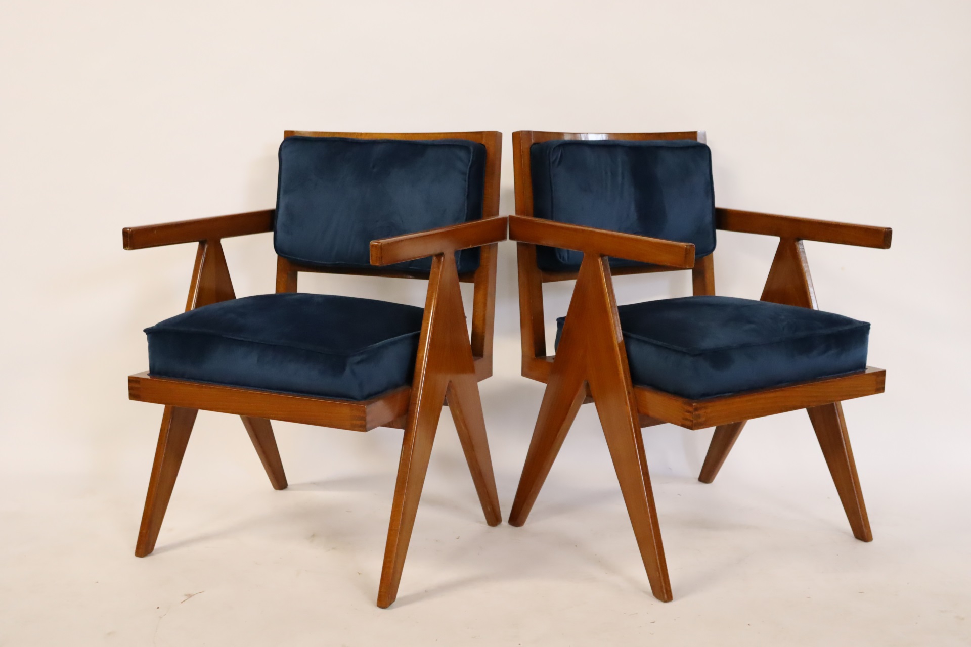 PAIR OF MIDCENTURY ARM CHAIRS  3bd39e