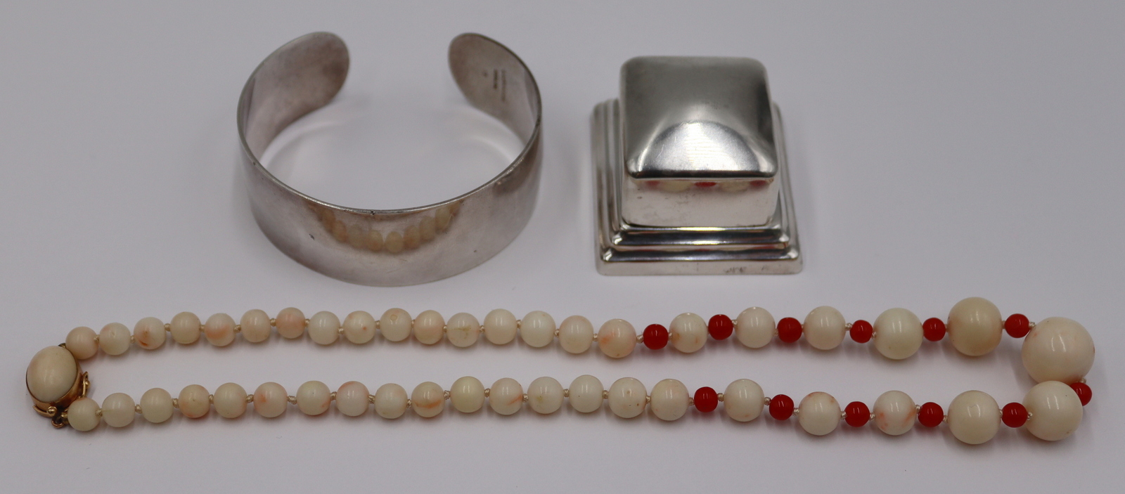 JEWELRY. GOLD, SILVER, AND CORAL JEWELRY