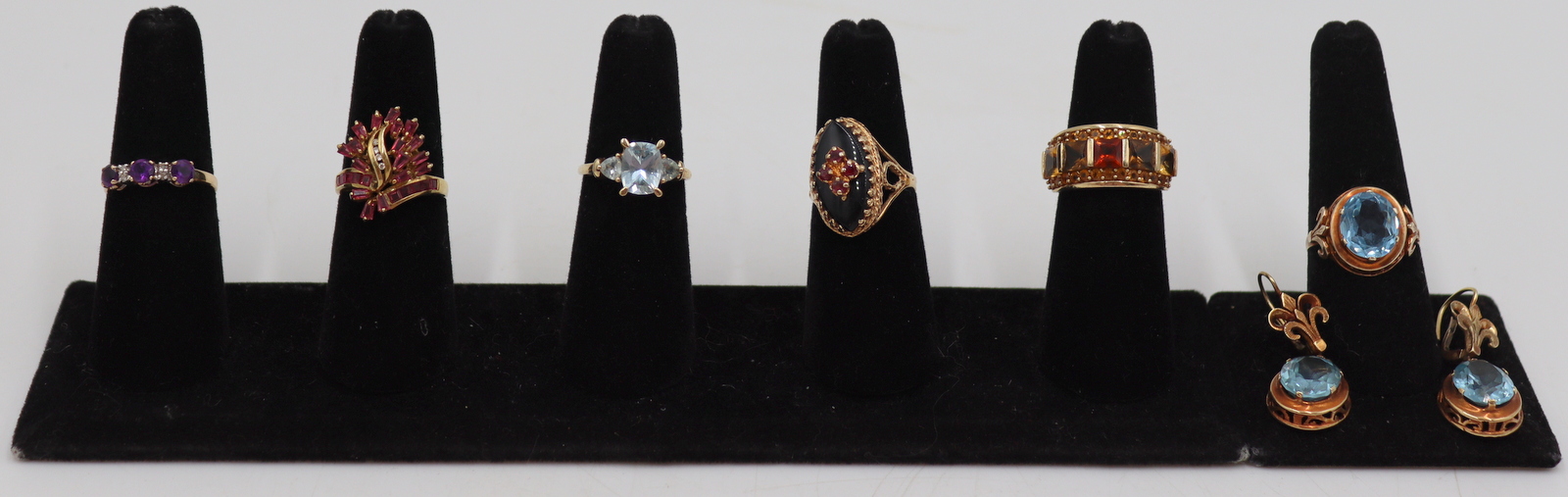 JEWELRY. ASSORTED GOLD RING GROUPING.