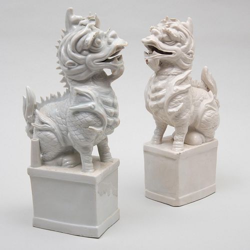 PAIR OF CHINESE WHITE GLAZED PORCELAIN 3bd631