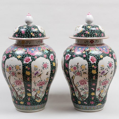 PAIR OF CHINESE FAMILLE ROSE AND 3bd653