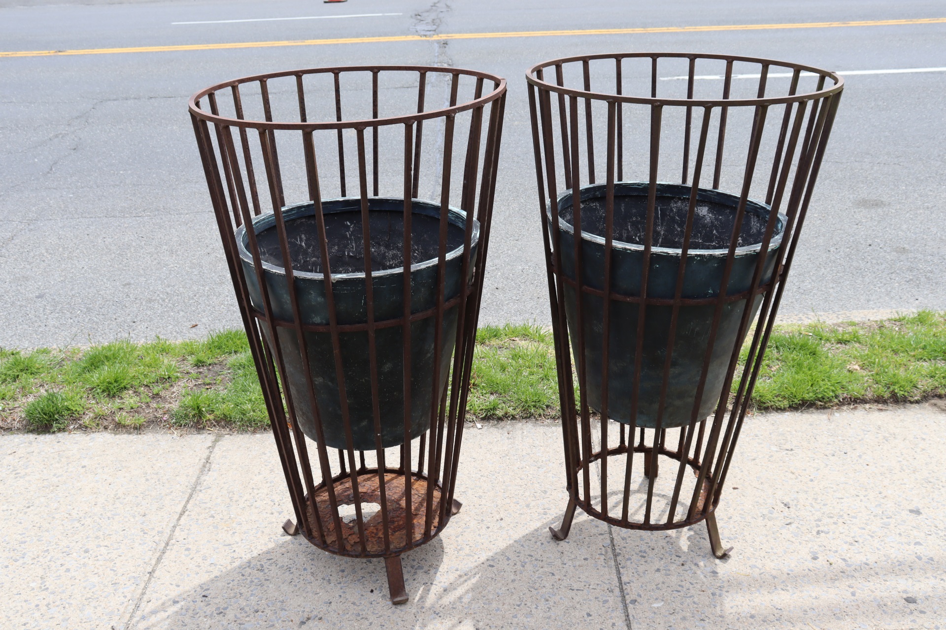 A LARGE PAIR OF ANTIQUE IRON FOOTED 3bd70c