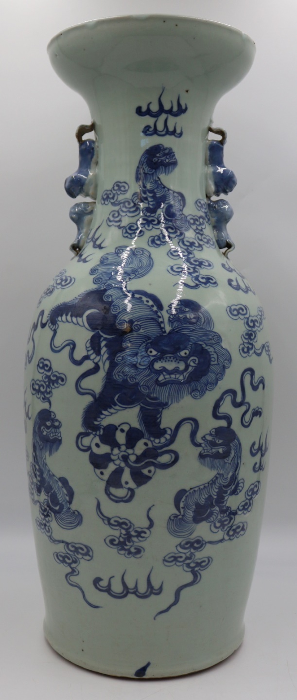 LARGE BLUE AND WHITE VASE WITH 3bd737