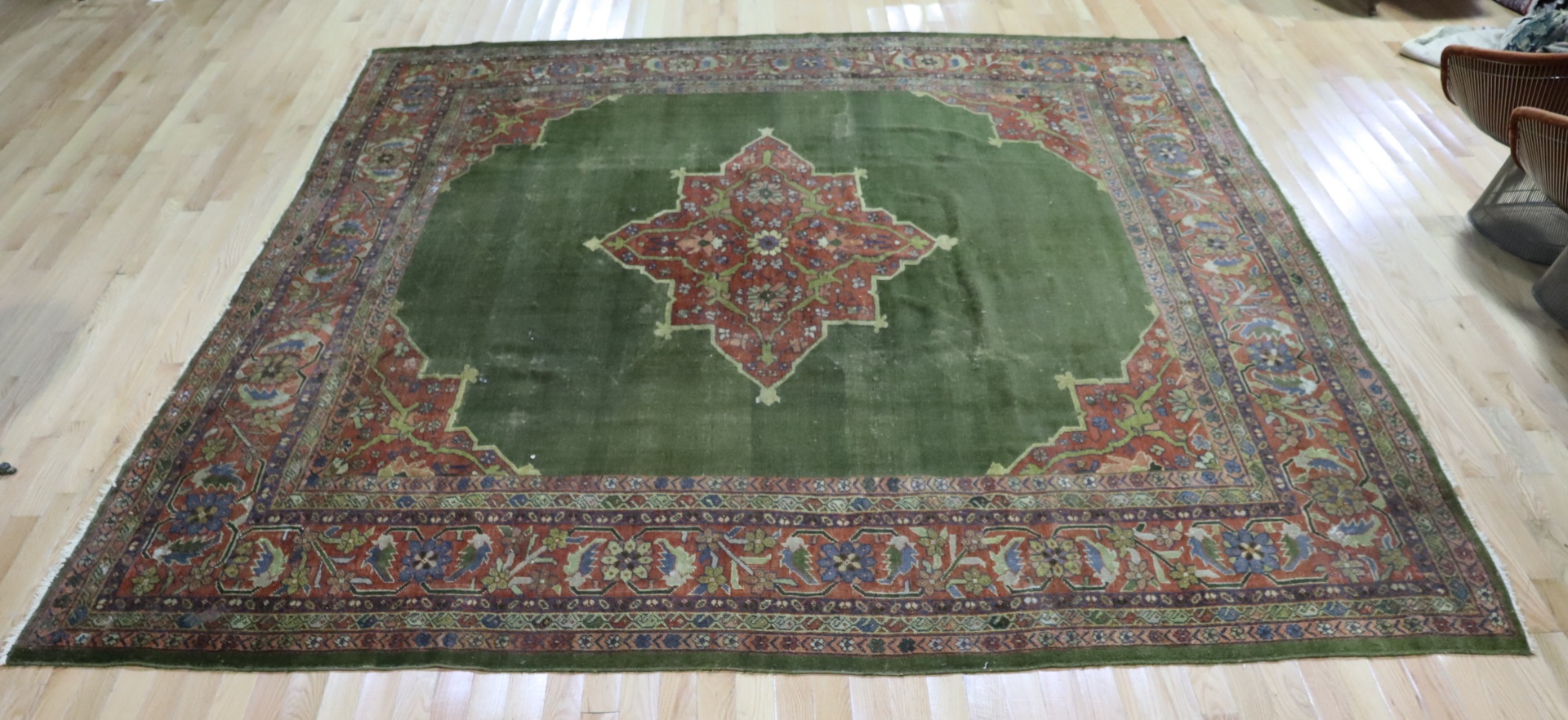 ANTIQUE AND FINELY HAND WOVEN CARPET.