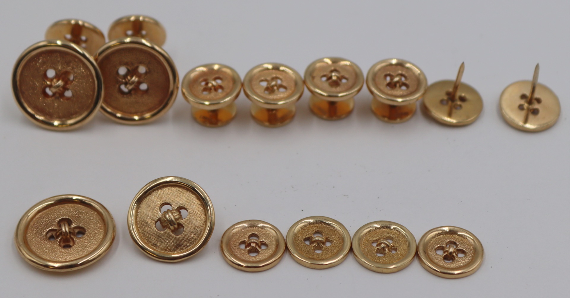 JEWELRY. 14KT GOLD CUFFLINK AND