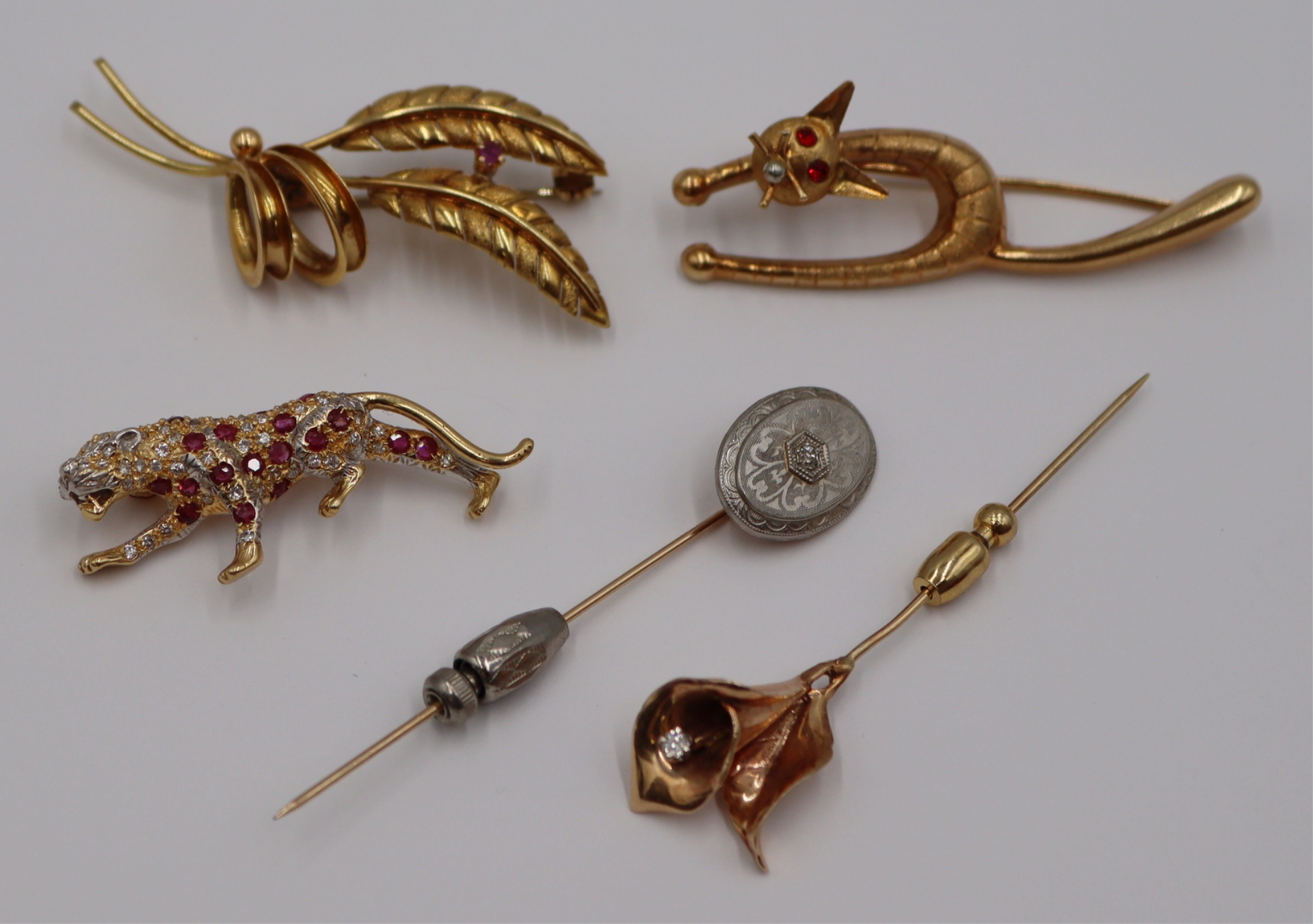 JEWELRY. GROUPING OF GOLD BROOCHES