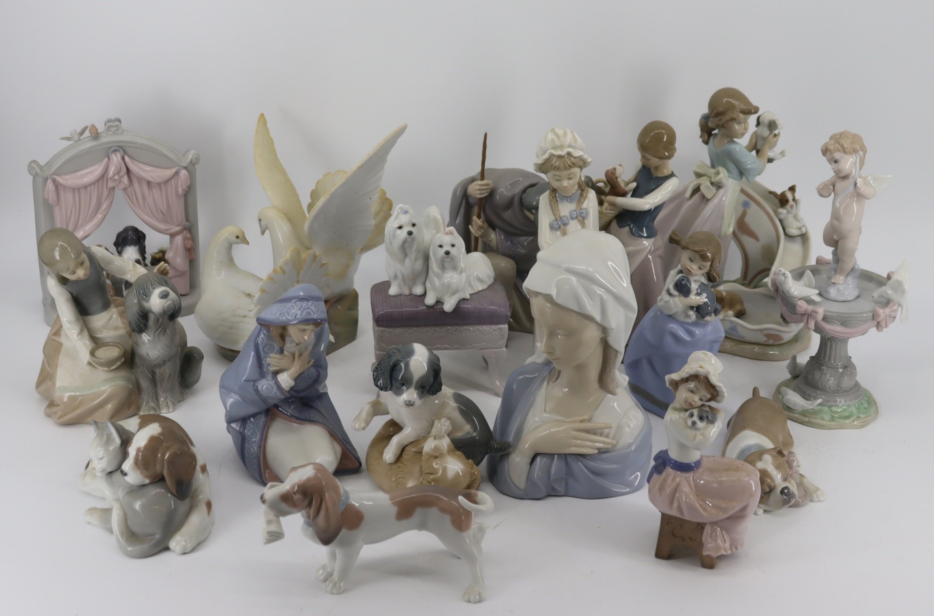 GROUP OF LLADRO PORCELAIN FIGURES 3bd9c2