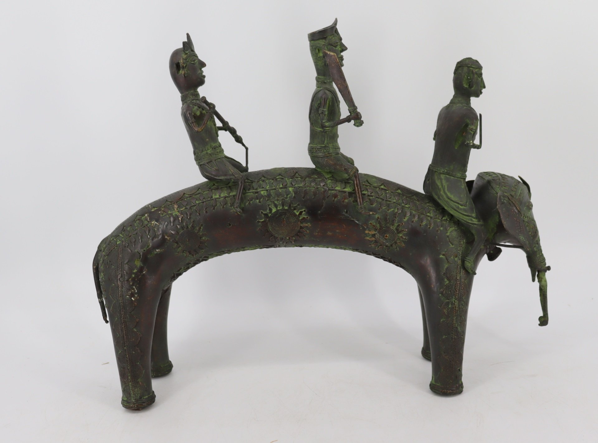 A PATINATED BRONZE SCULPTURE OF 3bda02