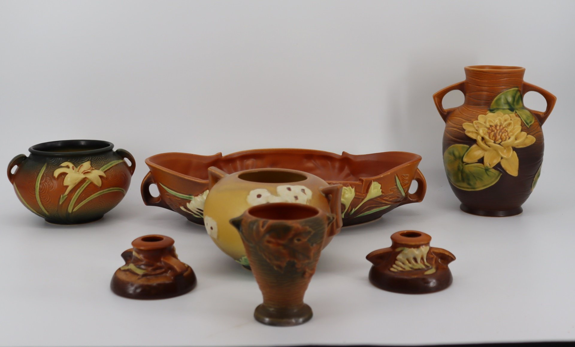 ROSEVILLE POTTERY GROUPING OF 7 ITEMS.