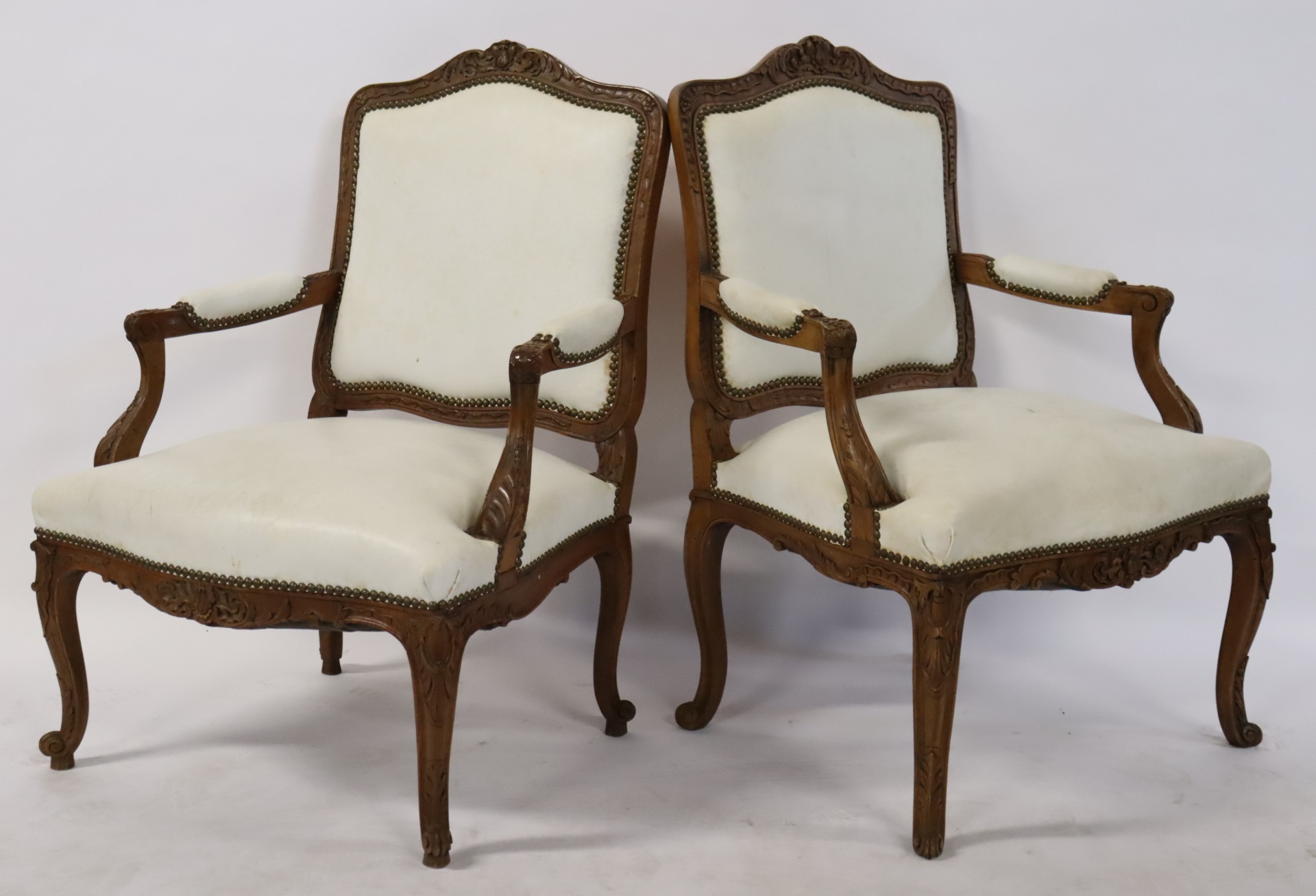 A PAIR OF LOUIS XV STYLE CARVED 3bda93