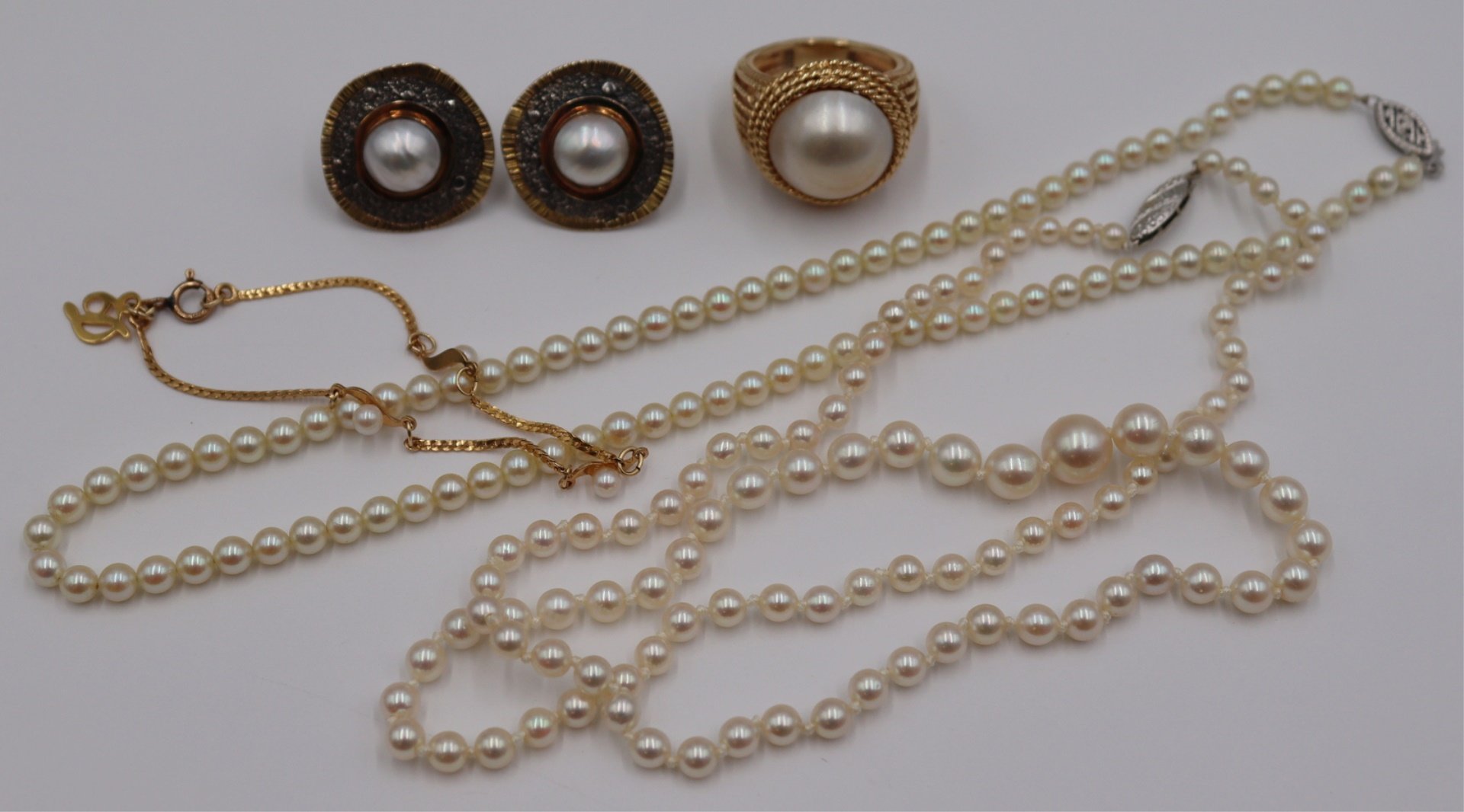 JEWELRY. ASSORTED GOLD AND PEARL JEWELRY.