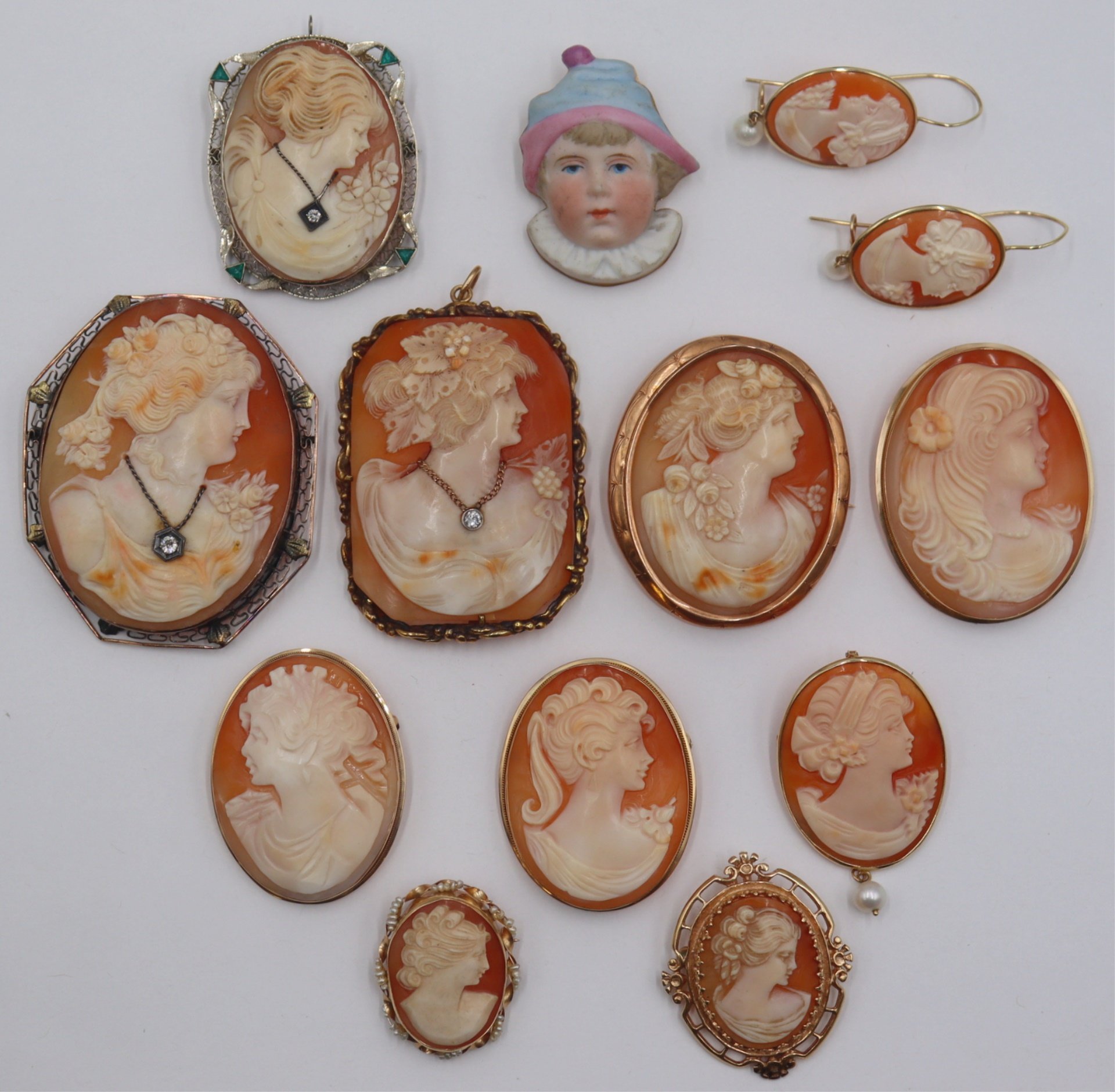 JEWELRY. ASSORTED GROUPING OF CAMEO