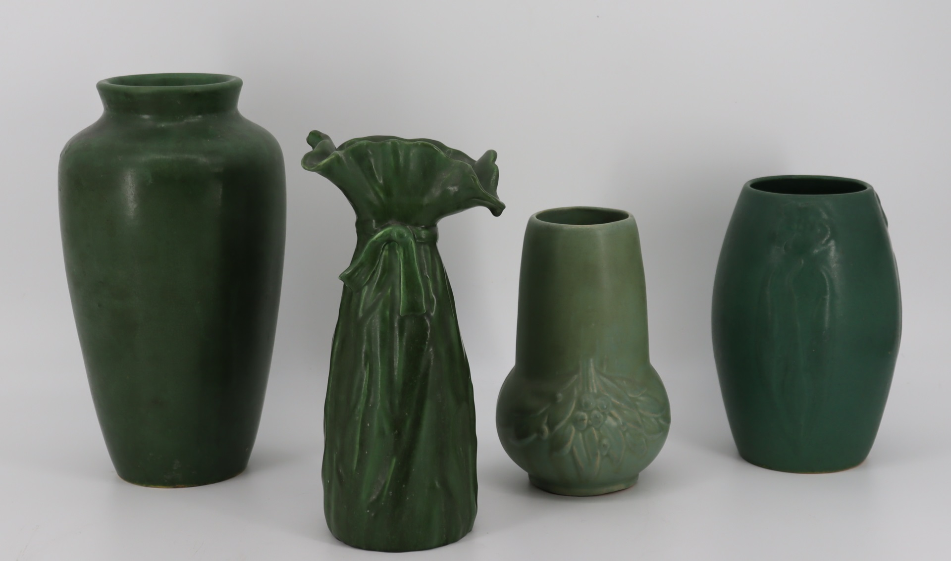 HAMPSHIRE POTTERY MATTE GREEN VASE 3bddf6