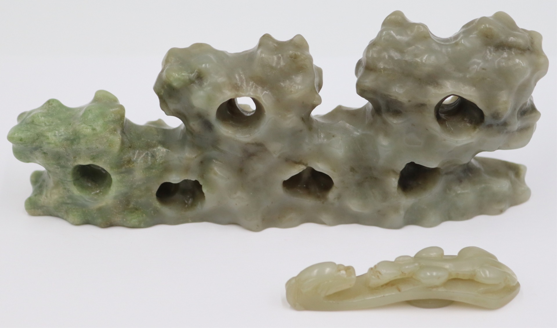 GROUPING OF CARVED JADE Includes 3bde7a