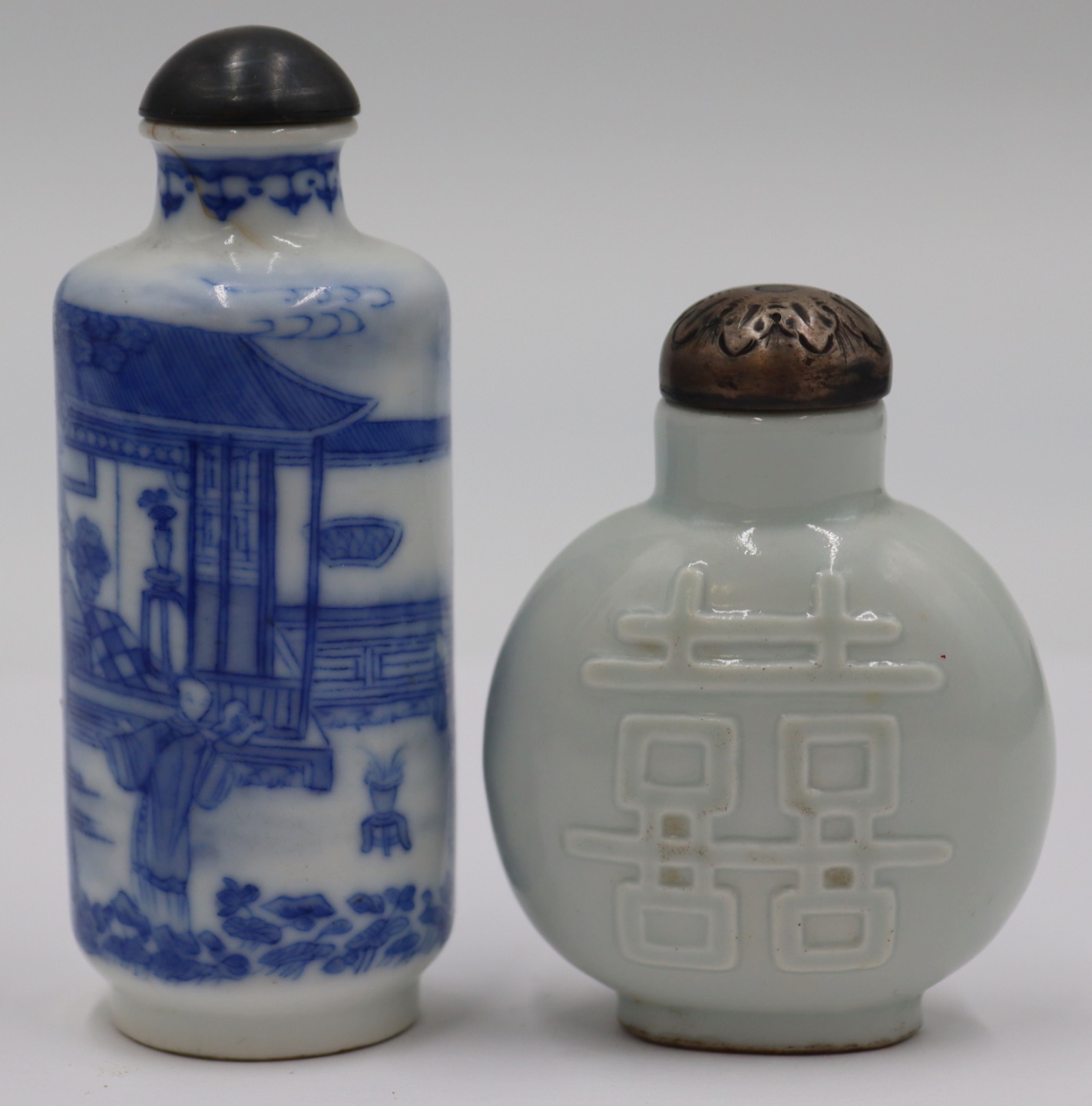  2 CHINESE PORCELAIN SNUFF BOTTLES  3bdeae