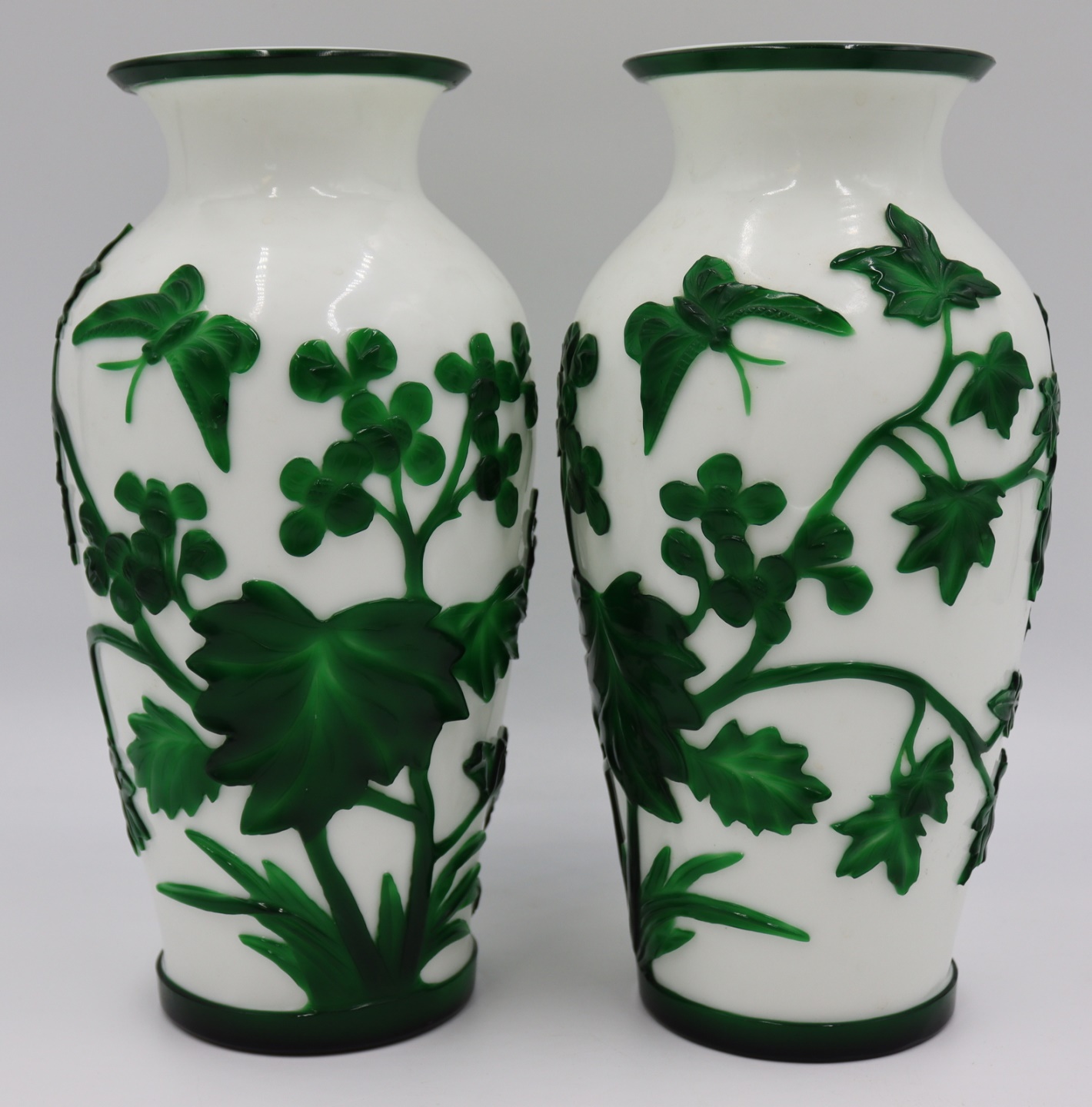 PAIR OF GREEN OVERLAY PEKING GLASS 3bdeba