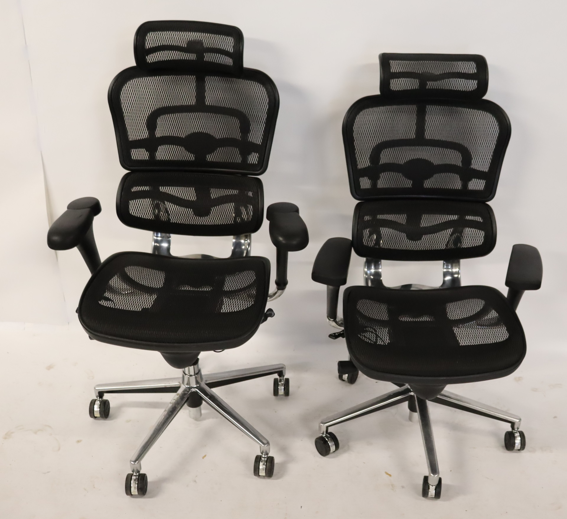 2 VINTAGE ADJUSTABLE OFFICE CHAIRS  3bdefe